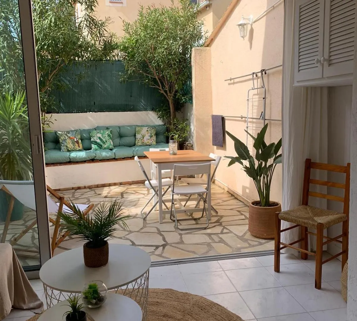 Bright Studio With Small Terrace Frejus Apartment